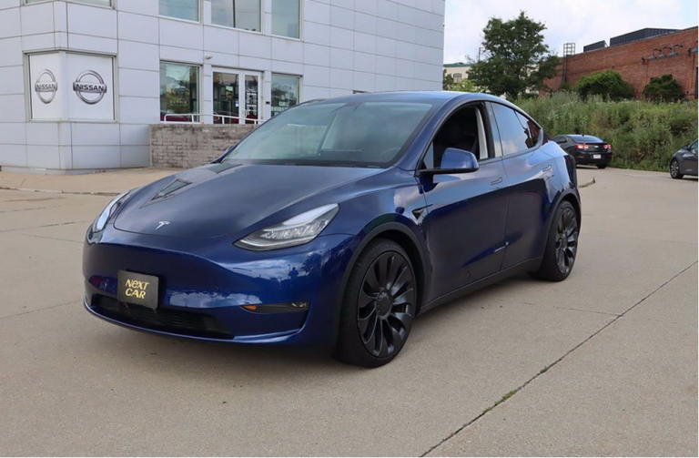 Tesla Model Y 2022 року випуску. На такій їздить заступник мера Києва Петро Оленич