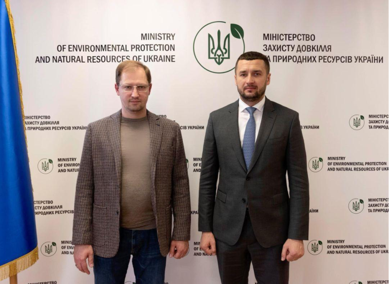 Міністр екології та природних ресурсів Руслан Стрілець і гендиректор ДП «Ліси України» Юрій Болоховець