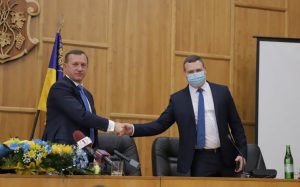 Міського голову Ужгорода Богдана Андріїва (ліворуч) і секретаря міськради Андрія Рибу звинувачували у масштабному земельному дерибані. Фото: Ужгородська міська рада
