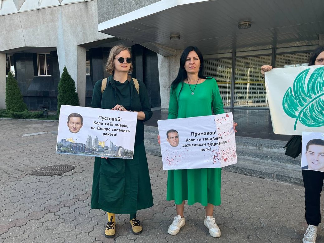 Жителі Дніпра протестували проти депутатів з команди мера Бориса Філатова, але жодної реакції на це не послідувало. Фото: Суспільне мовлення