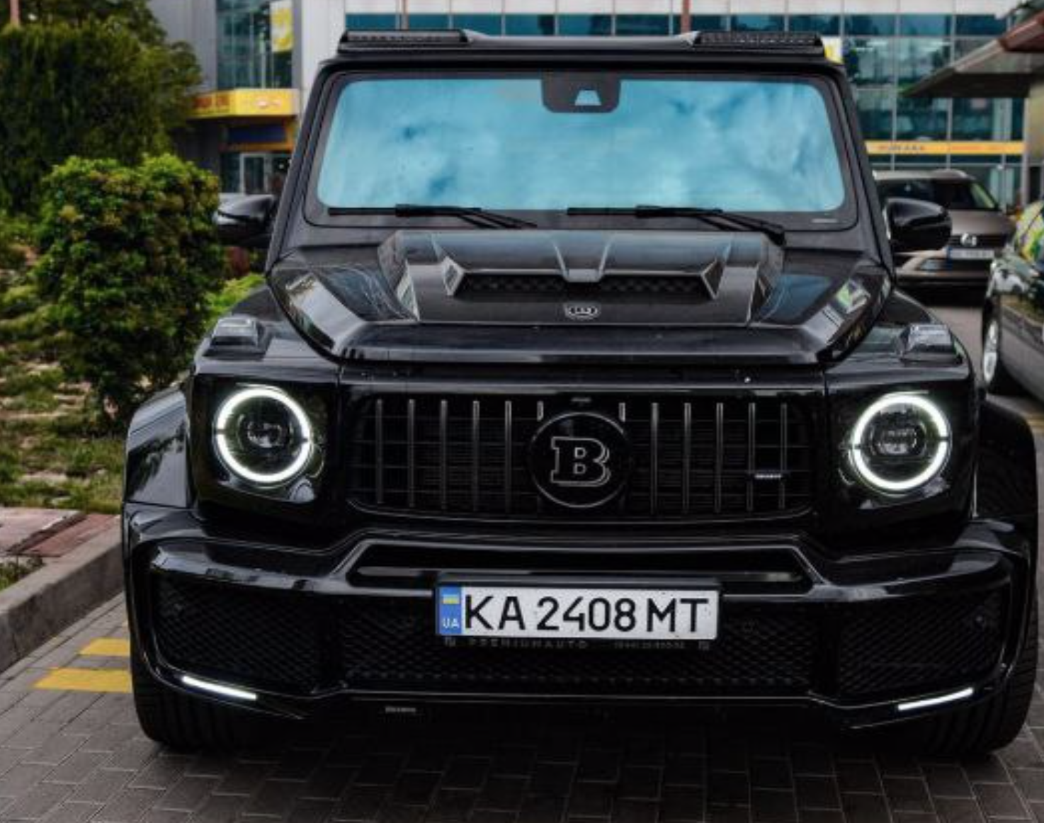 автомобіль Mercedes-Benz G 63 AMG чорного кольору
