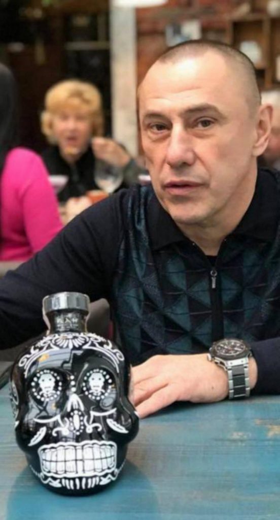 Лидер преступной группировки Князя Вадим Казарцев сидит за столом Лидер преступной группировки Князя Вадим Казарцев сидит за столом