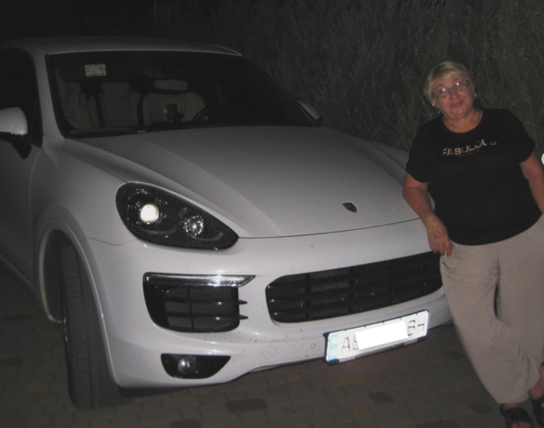 Ірина Алхімова, мати блогерки Анни Алхім, біля свого Porsche Cayenne за 35 тисяч доларів