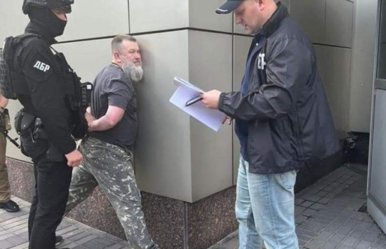 Співробітники ДБР затримують Олега Кулініча. Фото: Державне бюро розслідувань