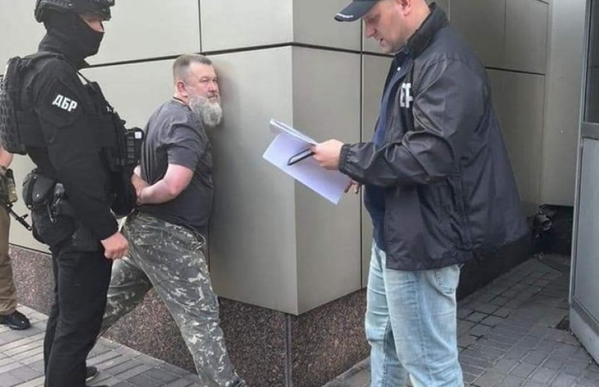 Начальник СБУ в Крыму Олег Кулинич стоит лицом к стене под надзором сотрудников ГБР Начальник СБУ в Крыму Олег Кулинич стоит лицом к стене под надзором сотрудников ГБР