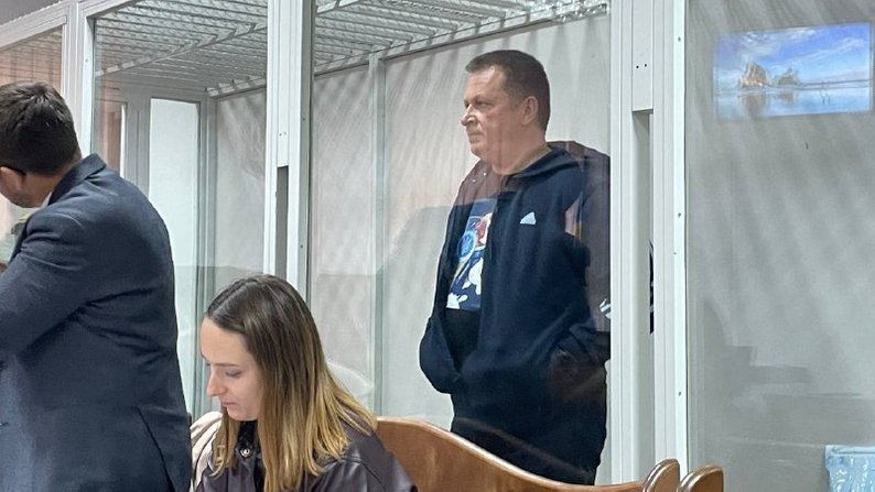 Бывший заместитель министра обороны Вячеслав Шаповалов в синей кофте стоит за стеклом в зале судебных заседаний Бывший заместитель министра обороны Вячеслав Шаповалов в синей кофте стоит за стеклом в зале судебных заседаний