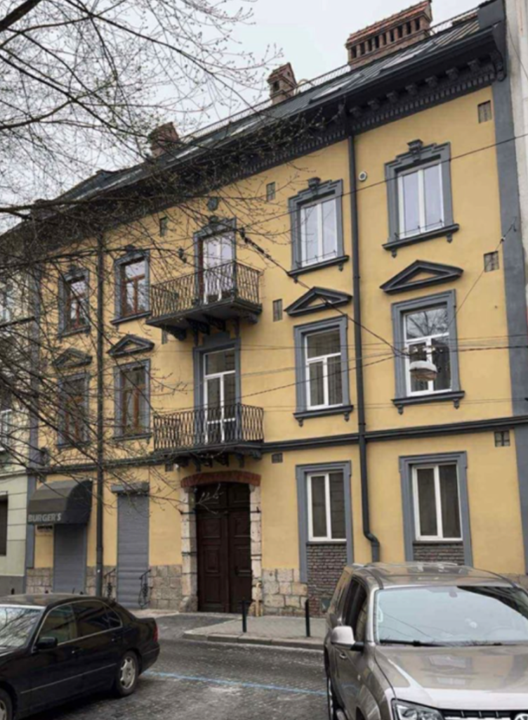 Історична триповерхова будівля жовтого кольору в центрі Львова Історична триповерхова будівля жовтого кольору в центрі Львова
