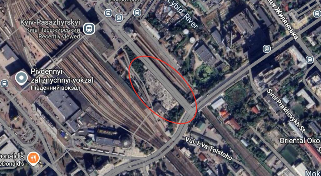 Земельна ділянка з недобудованим торговельно-виставковим центром біля будівлі центрального пасажирського вокзалу належить фірмі з близького оточення Андрія Деркача. Скріншот Google Maps