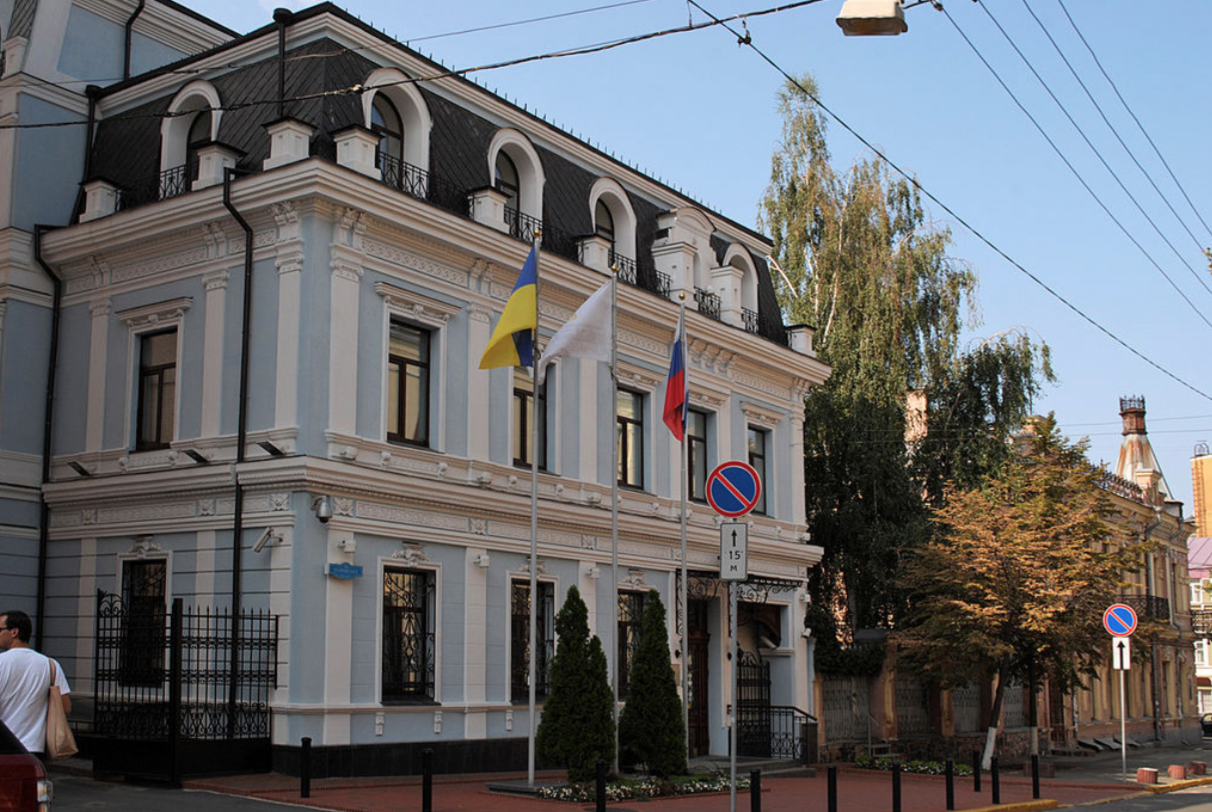 Довгий час біля будівлі Вадима Новинського на Ігорівській 7 у Києві площею 2684 квадратних метрів висів російський прапор. Сьогодні за адресою цієї будівлі зареєстровано ряд компаній Новинського