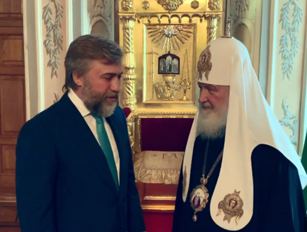 Вадим Новинський близький з головою російської церкви патріархом Кирилом, який благословляв російську армію на вбивства українців