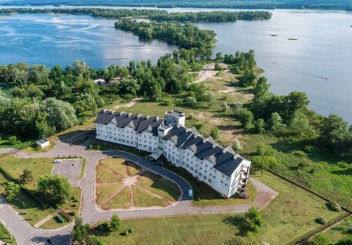 Готель «Ольвія» Костянтина Жеваго на березі Дніпра в Горішніх Плавнях