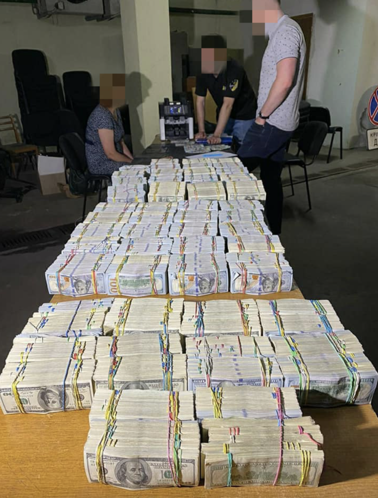 Пачки доларів, складені на столі
