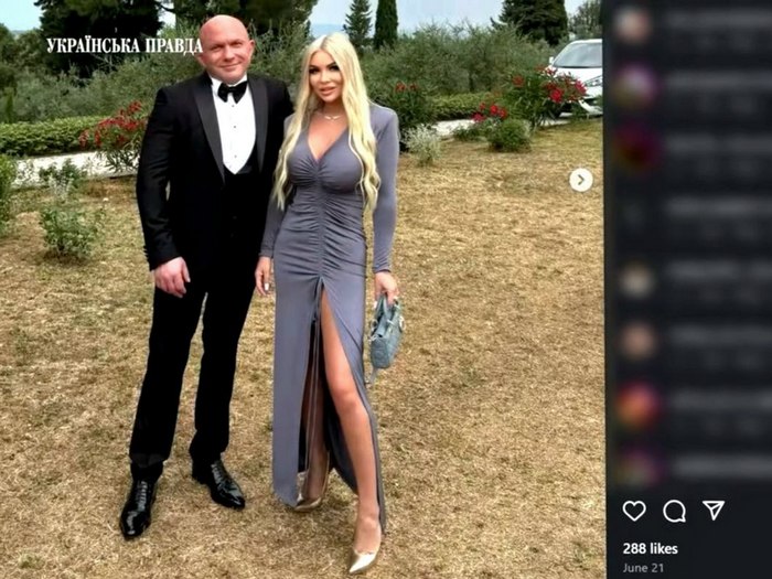 Брат Миколи Злочевського Владислав у чорному фраку стоїть біля своєї дружини Катерини Самарської, одягненої в сукню сірого кольору
